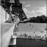 Robert Doisneau.  Le Plongeur du Pont d Iena. Paris. 1945.