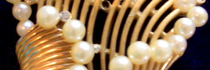 vintage gold pin with pearls